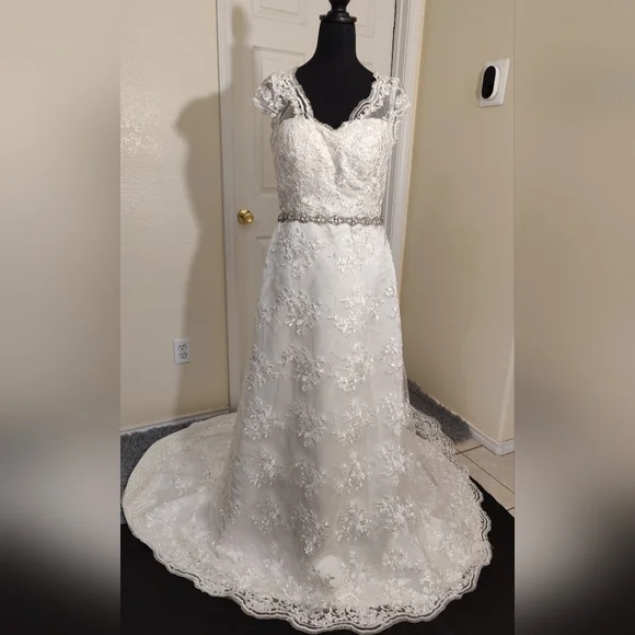 Dresses | Nwot Ivory Wedding Dress Zip Up Back With Faux Buttons And A  Beautiful Train | Poshmark